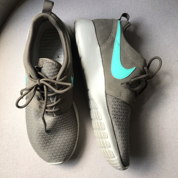 Nike Shoes - Nike Roshe Women’s Shoes